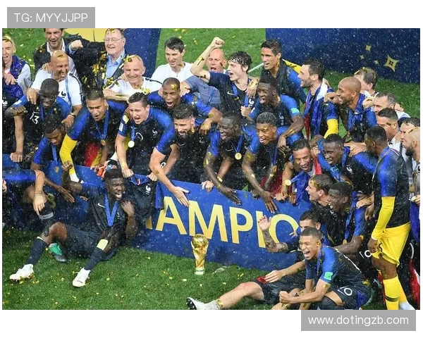 曼联迎战员瓤枷球队全力争胜展现强大实力与团队合作精神