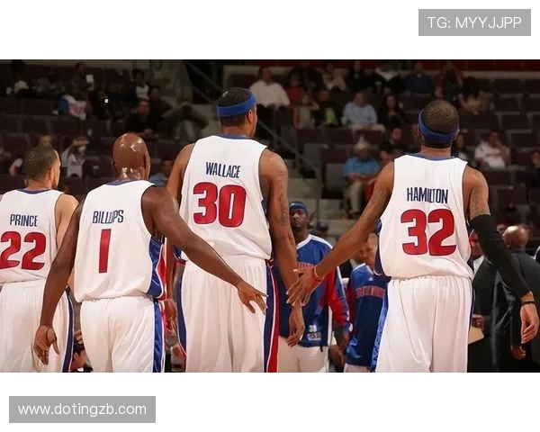 湖人队与活塞队激战正酣2015年11月16日精彩回顾与赛后分析